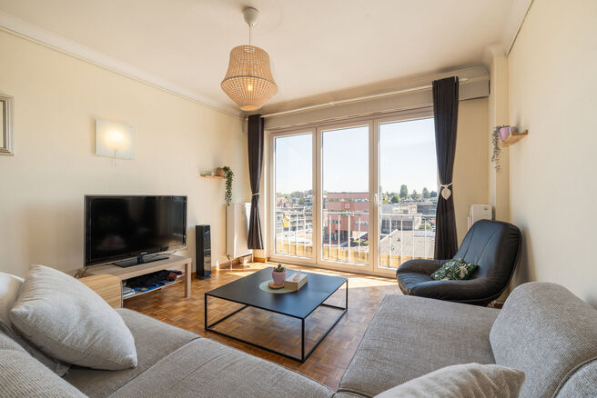 This fully move-in-ready apartment on the 5th floor features 2 bedrooms and enjoys a spectacular view over the center of Strombeek.
Thanks to its excellent EPC label C, this apartment combines comfort with energy-efficient living.

The layout of the apart