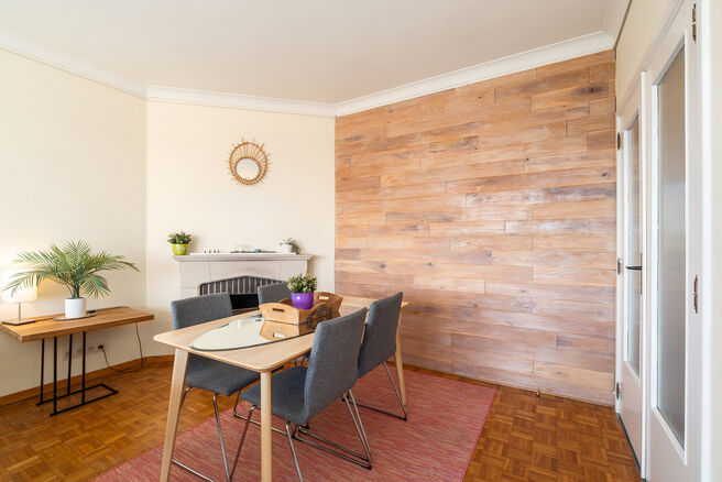 This fully move-in-ready apartment on the 5th floor features 2 bedrooms and enjoys a spectacular view over the center of Strombeek.
Thanks to its excellent EPC label C, this apartment combines comfort with energy-efficient living.

The layout of the apart