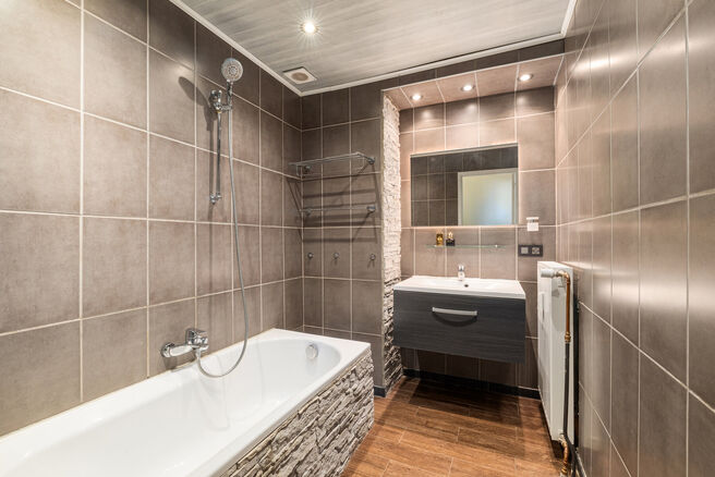 This fully move-in-ready apartment on the 5th floor features 2 bedrooms and enjoys a spectacular view over the center of Strombeek.
Thanks to its excellent EPC label C, this apartment combines comfort with energy-efficient living.

The layout of the apart