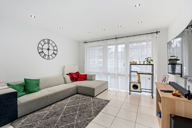This move-in ready apartment with 2 bedrooms and 1 bathroom is located in a quiet residential area, with a strategic location close to public transport and within short distance of Elisabeth Park.

Upon entering the apartment, you step into a bright livin