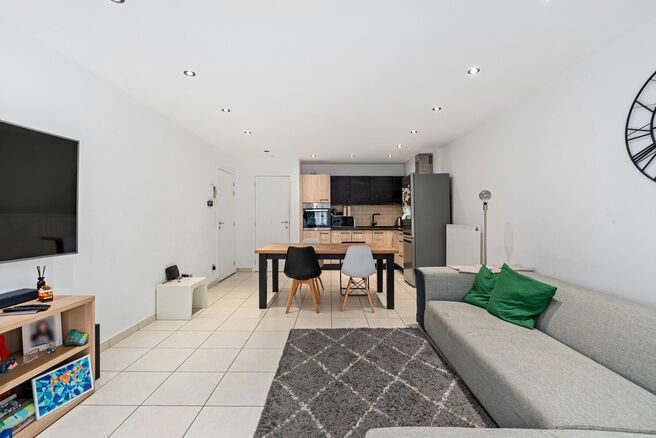 This move-in ready apartment with 2 bedrooms and 1 bathroom is located in a quiet residential area, with a strategic location close to public transport and within short distance of Elisabeth Park.

Upon entering the apartment, you step into a bright livin