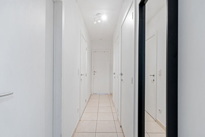 This move-in ready apartment with 2 bedrooms and 1 bathroom is located in a quiet residential area, with a strategic location close to public transport and within short distance of Elisabeth Park.

Upon entering the apartment, you step into a bright livin