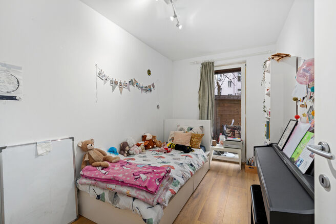 This move-in ready apartment with 2 bedrooms and 1 bathroom is located in a quiet residential area, with a strategic location close to public transport and within short distance of Elisabeth Park.

Upon entering the apartment, you step into a bright livin
