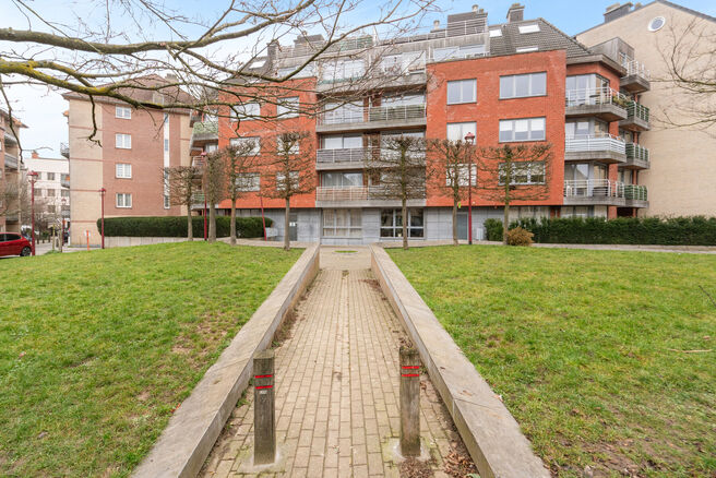 This move-in ready apartment with 2 bedrooms and 1 bathroom is located in a quiet residential area, with a strategic location close to public transport and within short distance of Elisabeth Park.

Upon entering the apartment, you step into a bright livin