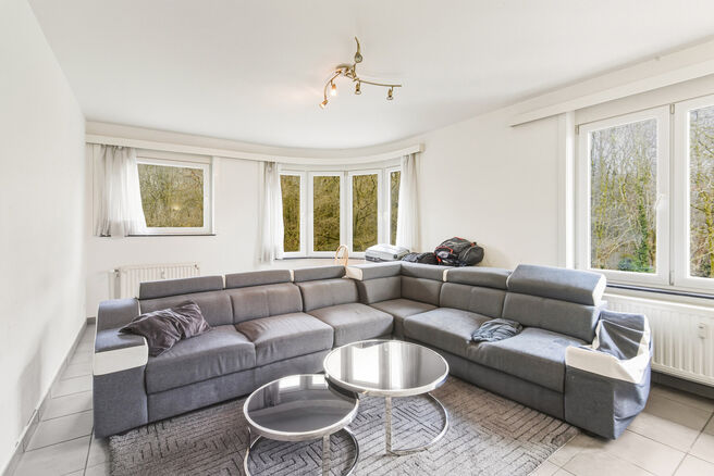 Move-in ready and bright corner apartment with 1 bedroom, beautiful views over Dielegem Forest, an east-facing terrace and a cellar.
Located in a small-scale co-ownership with elevator, within walking distance of shops, public transport and the train stat