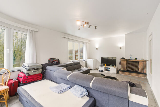 Move-in ready and bright corner apartment with 1 bedroom, beautiful views over Dielegem Forest, an east-facing terrace and a cellar.
Located in a small-scale co-ownership with elevator, within walking distance of shops, public transport and the train stat
