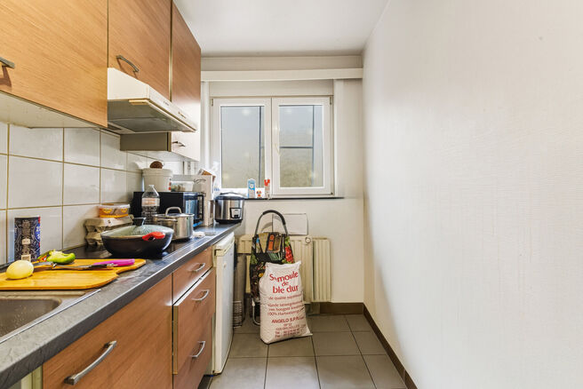 Move-in ready and bright corner apartment with 1 bedroom, beautiful views over Dielegem Forest, an east-facing terrace and a cellar.
Located in a small-scale co-ownership with elevator, within walking distance of shops, public transport and the train stat