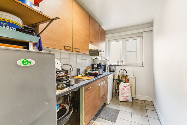 Move-in ready and bright corner apartment with 1 bedroom, beautiful views over Dielegem Forest, an east-facing terrace and a cellar.
Located in a small-scale co-ownership with elevator, within walking distance of shops, public transport and the train stat