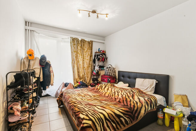 Move-in ready and bright corner apartment with 1 bedroom, beautiful views over Dielegem Forest, an east-facing terrace and a cellar.
Located in a small-scale co-ownership with elevator, within walking distance of shops, public transport and the train stat