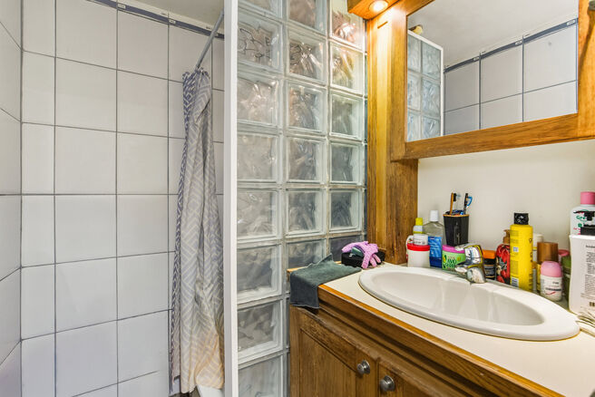 Move-in ready and bright corner apartment with 1 bedroom, beautiful views over Dielegem Forest, an east-facing terrace and a cellar.
Located in a small-scale co-ownership with elevator, within walking distance of shops, public transport and the train stat