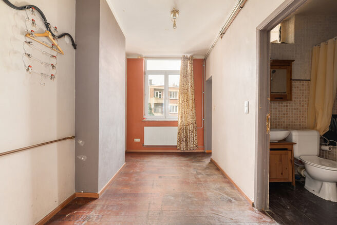 This apartment is ideally located on the 2nd floor of a small-scale building, just a stone&rsquo;s throw from the Basilica of Koekelberg and Elisabeth Park.
From a technical perspective, the apartment is in good condition: it features an individual gas boiler