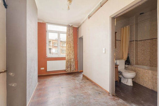 This apartment is ideally located on the 2nd floor of a small-scale building, just a stone&rsquo;s throw from the Basilica of Koekelberg and Elisabeth Park.
From a technical perspective, the apartment is in good condition: it features an individual gas boiler