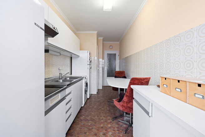 This spacious 2-bedroom apartment, featuring 2 terraces, a private garage box, and a parking space, is located on the third floor of a well-maintained residential building.

LAYOUT:
The entrance hall leads to a bright living room with a dining area and a 