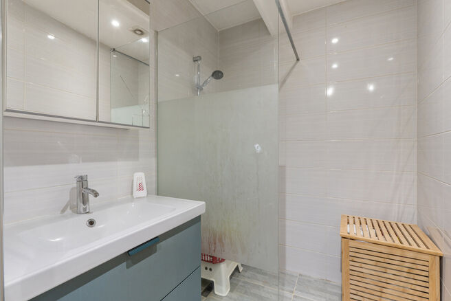 This fully move-in-ready and tastefully renovated two-bedroom apartment with terrace is located on the second floor of a well-maintained building, in an exceptionally convenient location within walking distance of Tour & Taxis and the vibrant Canal distri