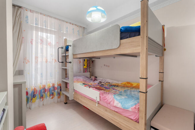 This fully move-in-ready and tastefully renovated two-bedroom apartment with terrace is located on the second floor of a well-maintained building, in an exceptionally convenient location within walking distance of Tour & Taxis and the vibrant Canal distri