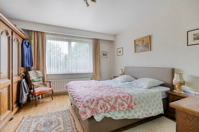 This two-bedroom apartment with garage and garden is located on the first floor of a small-scale co-ownership (6 apartments) in the center of Zaventem.

LAYOUT:
Upon entering the apartment, you are welcomed into the entrance hall, which leads to the spaci