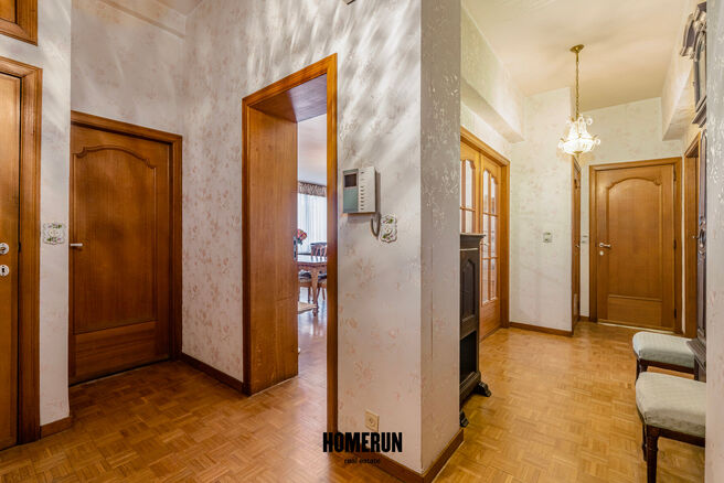 Dit gelijkvloerse appartement beschikt over 3 slaapkamers, veranda, kelder en autostaanplaats.

INDELING:
Via de centrale inkomhal is er toegang tot alle vertrekken van het appartement.
De goed onderhouden parketvloer loopt door in het gehele appartement.
