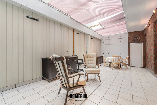 Dit gelijkvloerse appartement beschikt over 3 slaapkamers, veranda, kelder en autostaanplaats.

INDELING:
Via de centrale inkomhal is er toegang tot alle vertrekken van het appartement.
De goed onderhouden parketvloer loopt door in het gehele appartement.