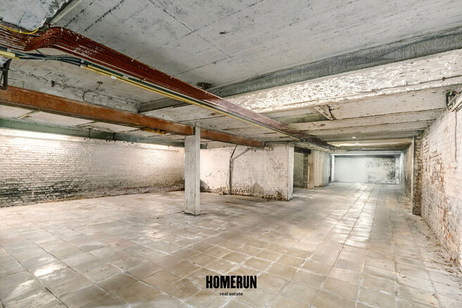 Dit gelijkvloerse appartement beschikt over 3 slaapkamers, veranda, kelder en autostaanplaats.

INDELING:
Via de centrale inkomhal is er toegang tot alle vertrekken van het appartement.
De goed onderhouden parketvloer loopt door in het gehele appartement.