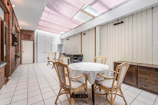 Dit gelijkvloerse appartement beschikt over 3 slaapkamers, veranda, kelder en autostaanplaats.

INDELING:
Via de centrale inkomhal is er toegang tot alle vertrekken van het appartement.
De goed onderhouden parketvloer loopt door in het gehele appartement.