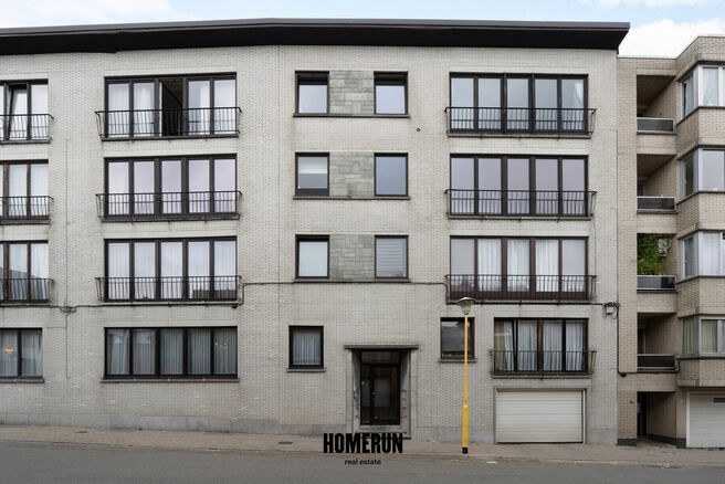Dit gelijkvloerse appartement beschikt over 3 slaapkamers, veranda, kelder en autostaanplaats.

INDELING:
Via de centrale inkomhal is er toegang tot alle vertrekken van het appartement.
De goed onderhouden parketvloer loopt door in het gehele appartement.