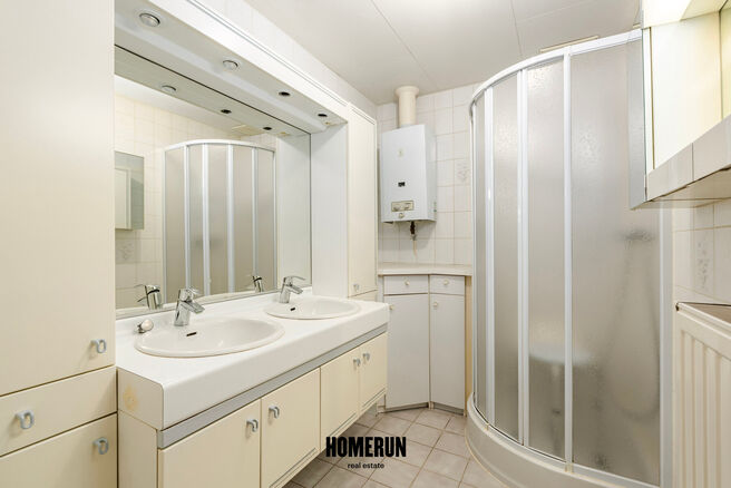 This ground-floor apartment offers 3 bedrooms, a conservatory, a private cellar and a private parking space.

LAYOUT
The central entrance hall provides access to all rooms of the apartment.
The well-maintained parquet flooring extends throughout the entir
