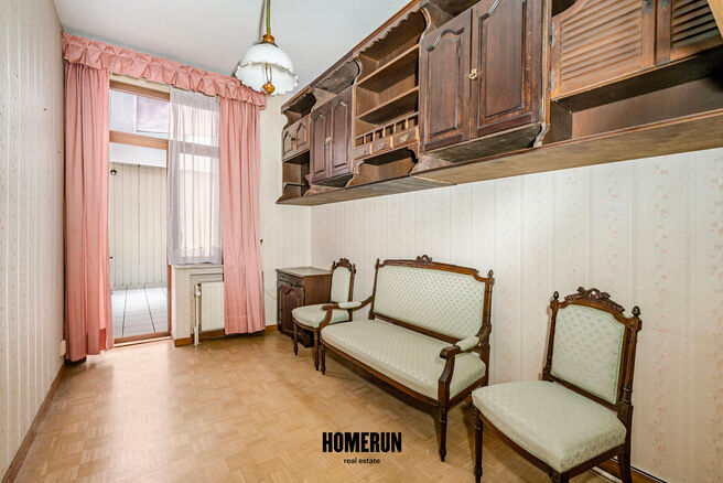 This ground-floor apartment offers 3 bedrooms, a conservatory, a private cellar and a private parking space.

LAYOUT
The central entrance hall provides access to all rooms of the apartment.
The well-maintained parquet flooring extends throughout the entir