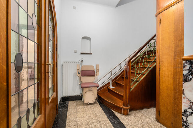 Two-family property consisting of one apartment and one duplex apartment, with garage, garden and terraces.
The building comprises a total of 8 bedrooms and 3 bathrooms.

LAYOUT:
The first floor features a one-bedroom apartment with a 9 m&sup2; terrace. The d