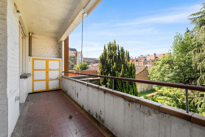 Two-family property consisting of one apartment and one duplex apartment, with garage, garden and terraces.
The building comprises a total of 8 bedrooms and 3 bathrooms.

LAYOUT:
The first floor features a one-bedroom apartment with a 9 m&sup2; terrace. The d
