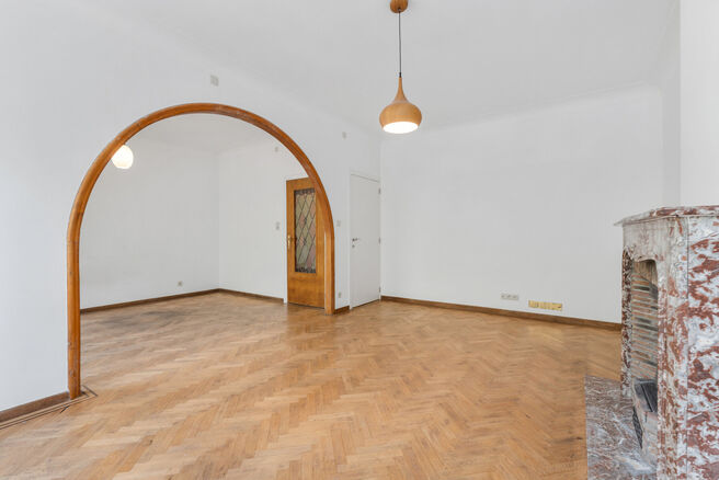 Two-family property consisting of one apartment and one duplex apartment, with garage, garden and terraces.
The building comprises a total of 8 bedrooms and 3 bathrooms.

LAYOUT:
The first floor features a one-bedroom apartment with a 9 m&sup2; terrace. The d