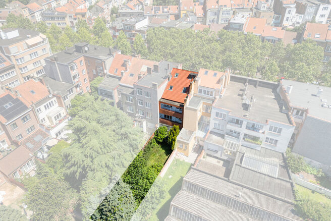 Two-family property consisting of one apartment and one duplex apartment, with garage, garden and terraces.
The building comprises a total of 8 bedrooms and 3 bathrooms.

LAYOUT:
The first floor features a one-bedroom apartment with a 9 m&sup2; terrace. The d