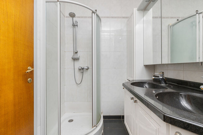 Two-family property consisting of one apartment and one duplex apartment, with garage, garden and terraces.
The building comprises a total of 8 bedrooms and 3 bathrooms.

LAYOUT:
The first floor features a one-bedroom apartment with a 9 m&sup2; terrace. The d