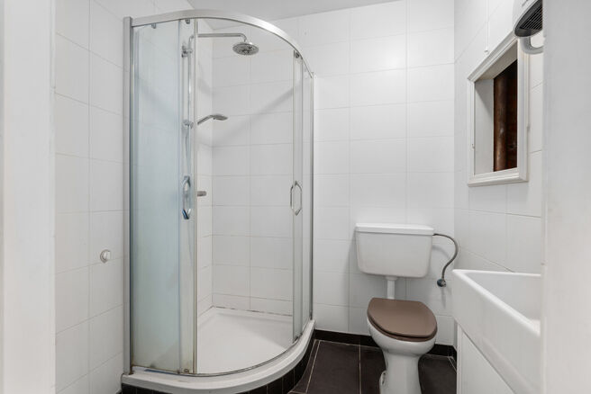 Two-family property consisting of one apartment and one duplex apartment, with garage, garden and terraces.
The building comprises a total of 8 bedrooms and 3 bathrooms.

LAYOUT:
The first floor features a one-bedroom apartment with a 9 m&sup2; terrace. The d