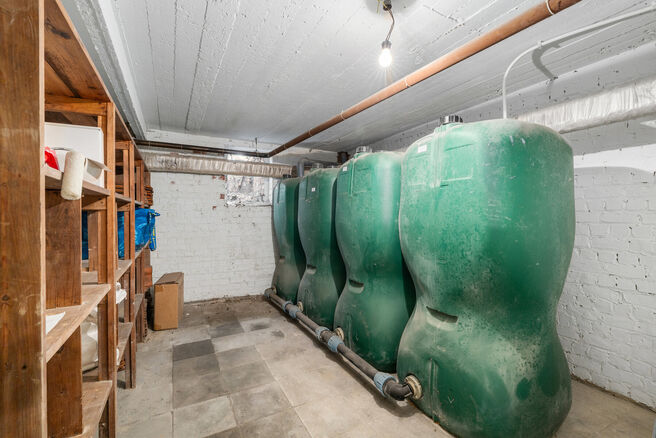 Two-family property consisting of one apartment and one duplex apartment, with garage, garden and terraces.
The building comprises a total of 8 bedrooms and 3 bathrooms.

LAYOUT:
The first floor features a one-bedroom apartment with a 9 m&sup2; terrace. The d
