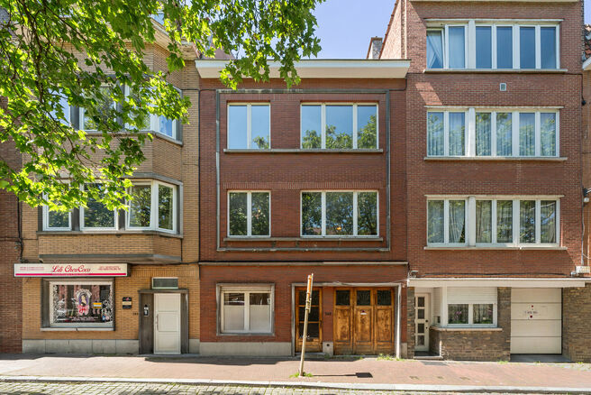 Two-family property consisting of one apartment and one duplex apartment, with garage, garden and terraces.
The building comprises a total of 8 bedrooms and 3 bathrooms.

LAYOUT:
The first floor features a one-bedroom apartment with a 9 m&sup2; terrace. The d