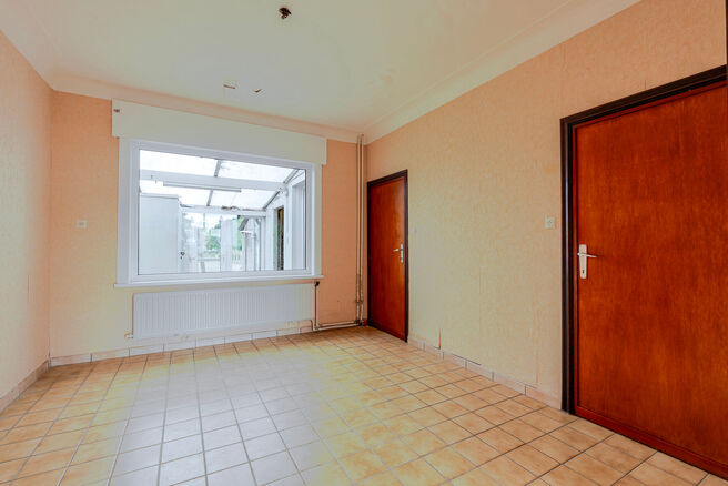 This well-located house near the centre of Grimbergen combines an excellent location with a rural feel.
It offers three bedrooms, a spacious attic of 37m² with potential for two additional rooms, and a large 345m² garden.

LAYOUT:
On the ground floor, t