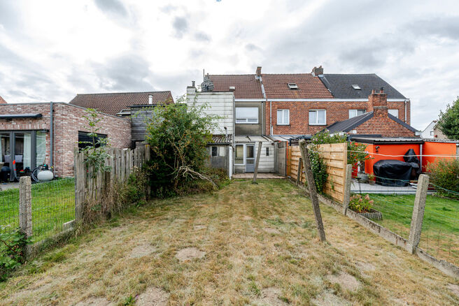 This well-located house near the centre of Grimbergen combines an excellent location with a rural feel.
It offers three bedrooms, a spacious attic of 37m² with potential for two additional rooms, and a large 345m² garden.

LAYOUT:
On the ground floor, t
