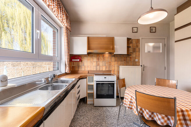This spacious family home with 5 bedrooms and 2 bathrooms is located in a sought-after residential area in Grimbergen, in a quiet cul-de-sac. The property offers a practical layout, generous volumes and a large garage with basement space, ideal as a hobby