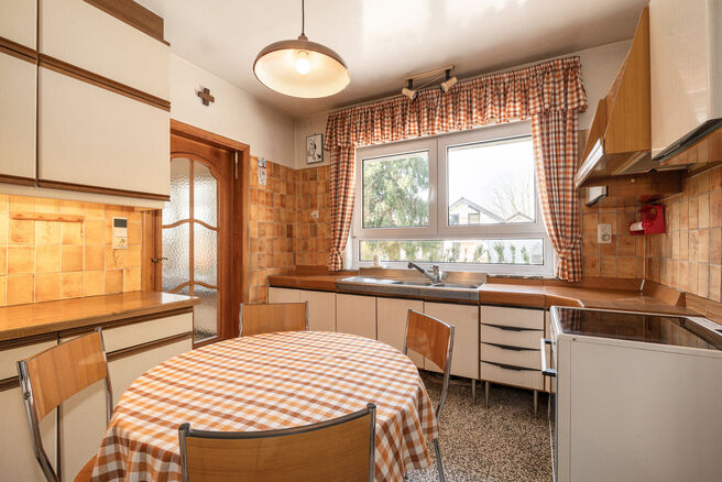 This spacious family home with 5 bedrooms and 2 bathrooms is located in a sought-after residential area in Grimbergen, in a quiet cul-de-sac. The property offers a practical layout, generous volumes and a large garage with basement space, ideal as a hobby