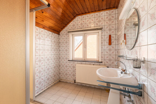 This spacious family home with 5 bedrooms and 2 bathrooms is located in a sought-after residential area in Grimbergen, in a quiet cul-de-sac. The property offers a practical layout, generous volumes and a large garage with basement space, ideal as a hobby