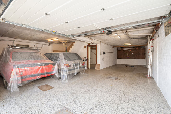 This spacious family home with 5 bedrooms and 2 bathrooms is located in a sought-after residential area in Grimbergen, in a quiet cul-de-sac. The property offers a practical layout, generous volumes and a large garage with basement space, ideal as a hobby