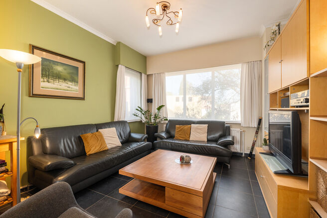 This well-maintained and spacious family home, offering 4 bedrooms and 2 bathrooms, is located in a quiet, residential and low-traffic neighborhood, on a יפה plot of 9a 12ca with a favorable south-east orientation. Thanks to this orientation, you can e