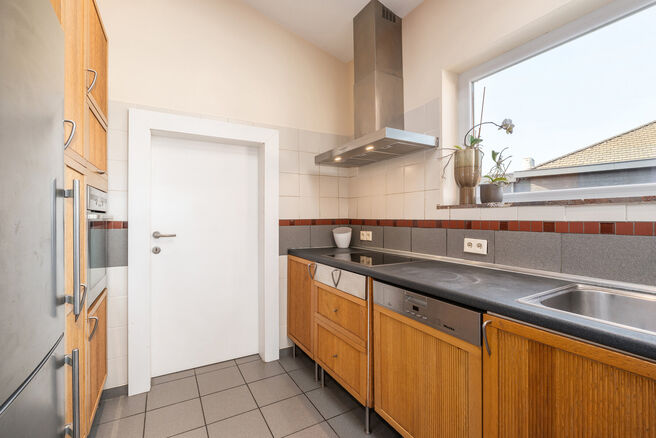 This well-maintained and spacious family home, offering 4 bedrooms and 2 bathrooms, is located in a quiet, residential and low-traffic neighborhood, on a יפה plot of 9a 12ca with a favorable south-east orientation. Thanks to this orientation, you can e