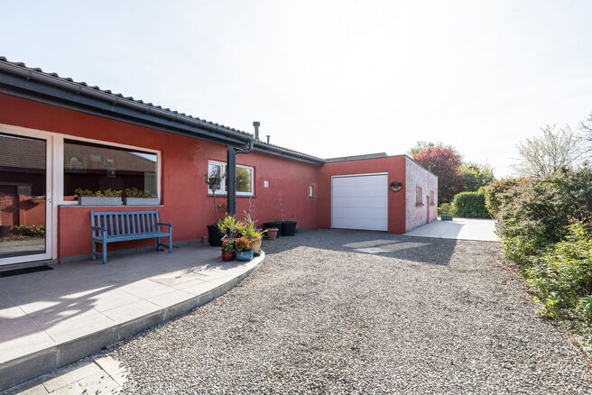 This well-maintained and spacious family home, offering 4 bedrooms and 2 bathrooms, is located in a quiet, residential and low-traffic neighborhood, on a יפה plot of 9a 12ca with a favorable south-east orientation. Thanks to this orientation, you can e