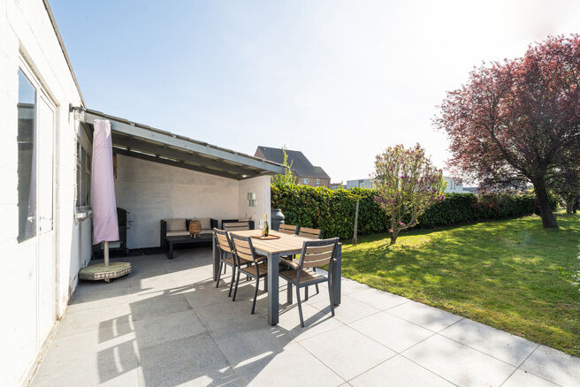 This well-maintained and spacious family home, offering 4 bedrooms and 2 bathrooms, is located in a quiet, residential and low-traffic neighborhood, on a יפה plot of 9a 12ca with a favorable south-east orientation. Thanks to this orientation, you can e