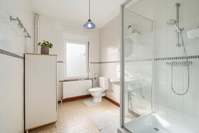 This well-maintained and spacious family home, offering 4 bedrooms and 2 bathrooms, is located in a quiet, residential and low-traffic neighborhood, on a יפה plot of 9a 12ca with a favorable south-east orientation. Thanks to this orientation, you can e