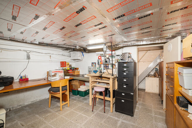 This well-maintained and spacious family home, offering 4 bedrooms and 2 bathrooms, is located in a quiet, residential and low-traffic neighborhood, on a יפה plot of 9a 12ca with a favorable south-east orientation. Thanks to this orientation, you can e
