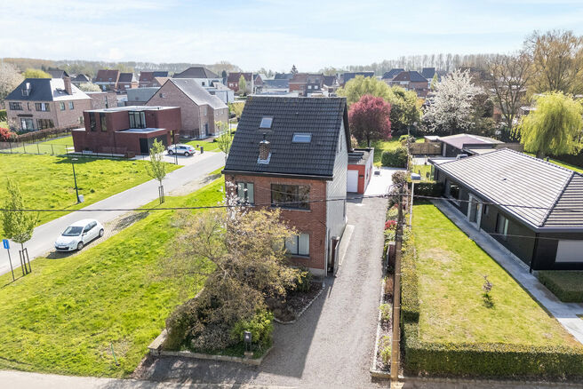 This well-maintained and spacious family home, offering 4 bedrooms and 2 bathrooms, is located in a quiet, residential and low-traffic neighborhood, on a יפה plot of 9a 12ca with a favorable south-east orientation. Thanks to this orientation, you can e
