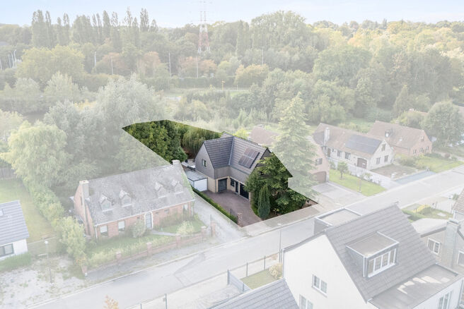 This family home with 4 bedrooms and 2 bathrooms is located in a quiet residential neighbourhood with little traffic.
The property features a spacious southwest-facing garden with beautiful green countryside views.
Thanks to its convenient location, the p