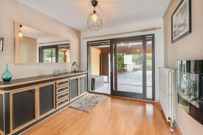 This family home with 4 bedrooms and 2 bathrooms is located in a quiet residential neighbourhood with little traffic.
The property features a spacious southwest-facing garden with beautiful green countryside views.
Thanks to its convenient location, the p